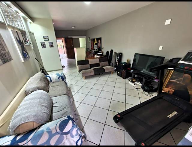 2 BEDROOM TOWNHOUSE FOR SALE IN SINOVILLE